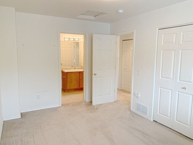 Building Photo - East Anchorage Townhouse with Yard, Garage, and W/D In unit! Close to JBER!