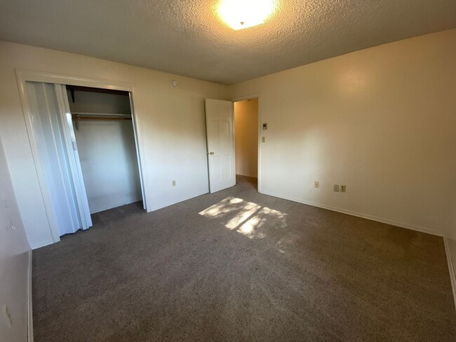 Building Photo - Spacious 3 Bedroom 1.5 Bath Duplex