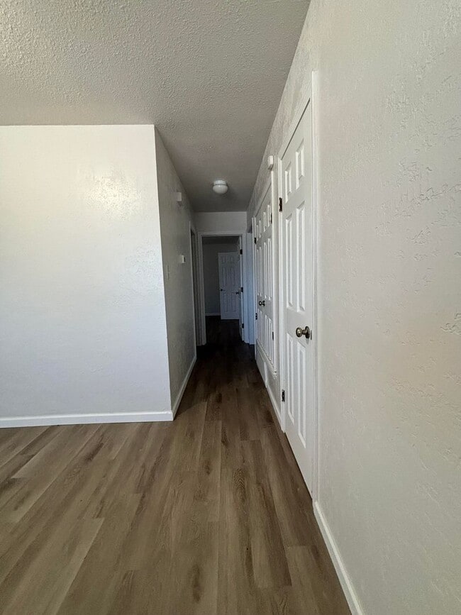 Building Photo - 6619 NW Denver Ave