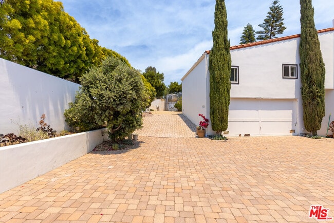 Building Photo - 5828 Foxview Dr