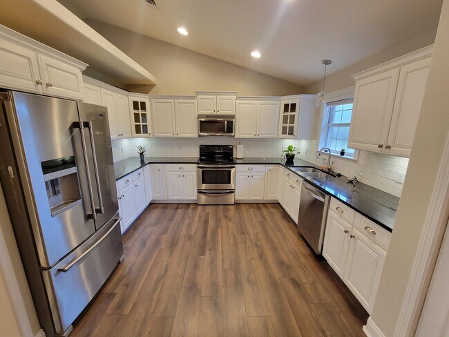 Building Photo - 2120 Casa De Oro St