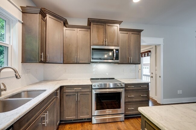 Building Photo - Beautiful 3-bed, 2.5-bath home offering 2,003 sq ft in the heart of East Nashville