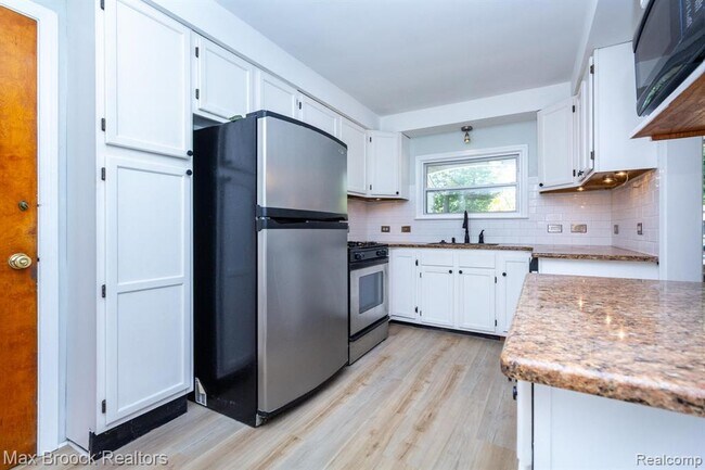 Building Photo - 4120 Lotus Dr