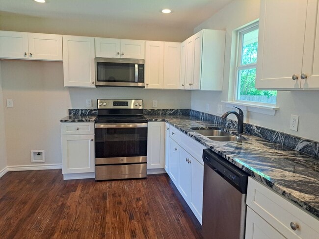 Building Photo - Renovated 4 bedroom 2.5 bath