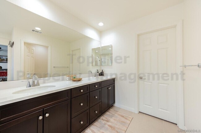Building Photo - 506 Longmeadow St