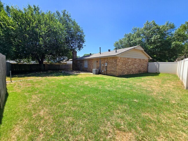 Building Photo - 3 Bed 2 Bath 2 Car Garage in Shawnee!