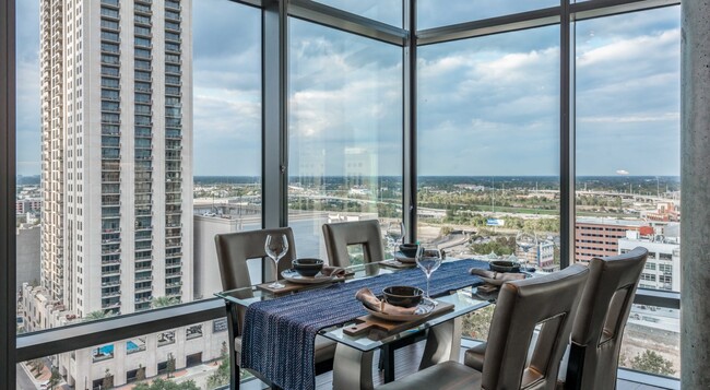 Building Photo - Experience Luxury + 1 Month Free Rent!