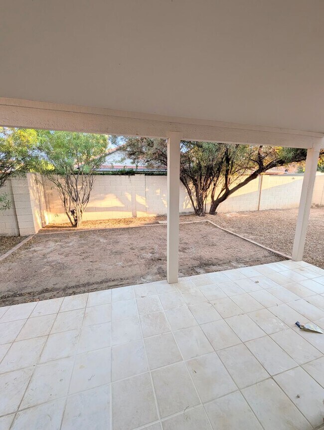 Building Photo - 2325 E Lakecrest Dr