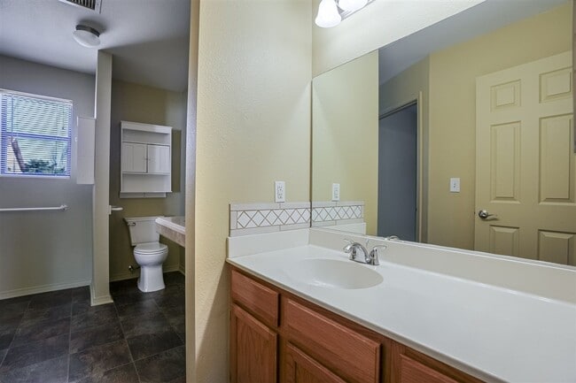 Building Photo - Home With 2 En-Suite Bedrooms in Prescott Valley
