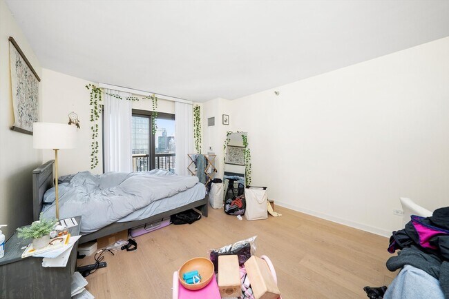 Building Photo - 400 N La Salle Dr