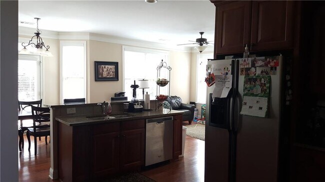Building Photo - 2045 Manor View