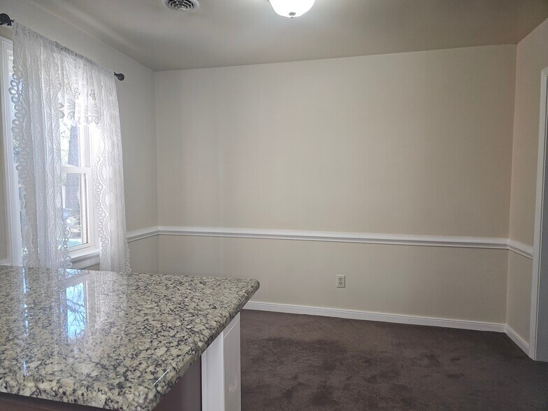 Building Photo - 1207 Blue Jay Ln