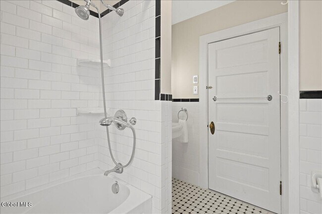 Building Photo - 162 Lake Ave