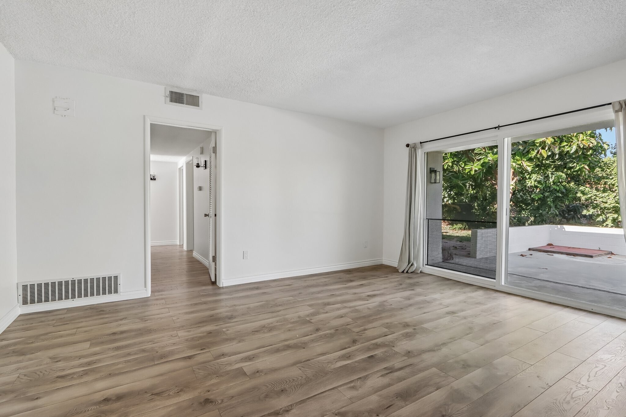 Building Photo - 1184 Lyndhurst Dr