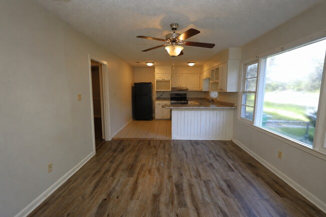 Building Photo - 818 Stillwater Dr