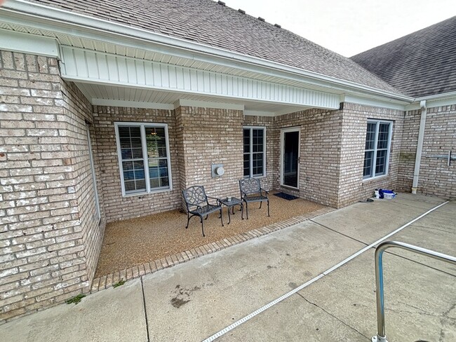 Building Photo - Somerset Downs home off Long Hollow Pike w...