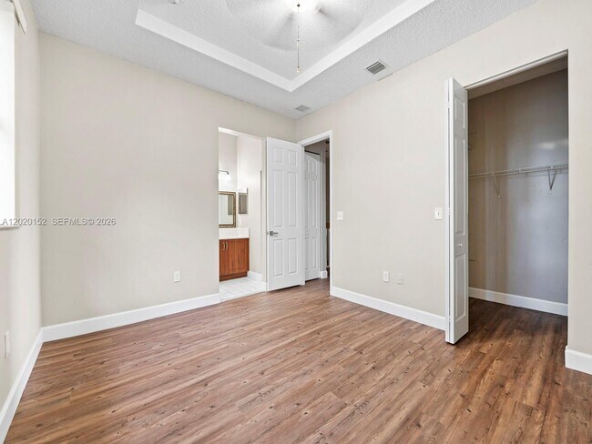 Building Photo - 1049 NE 42nd Pl