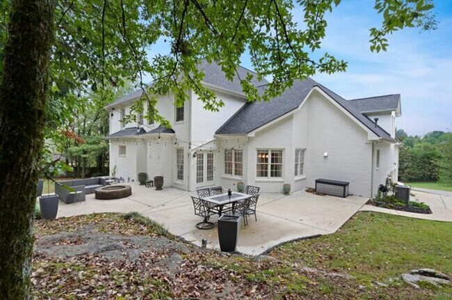 Building Photo - Stunning 4BR Executive Style Home in Brentwood