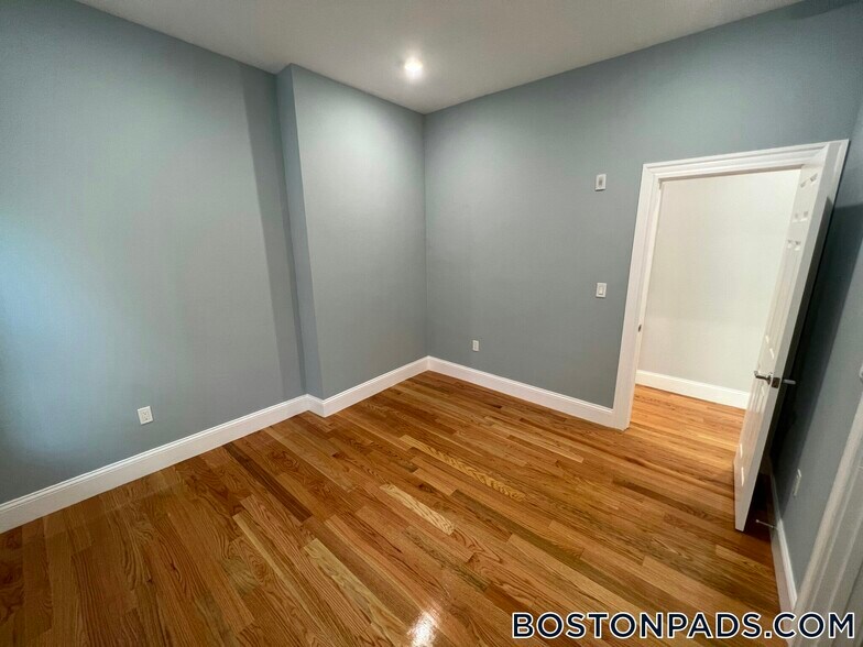 Building Photo - 29 Alpine St