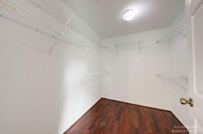 Building Photo - 3127 Dunwoodie Rd