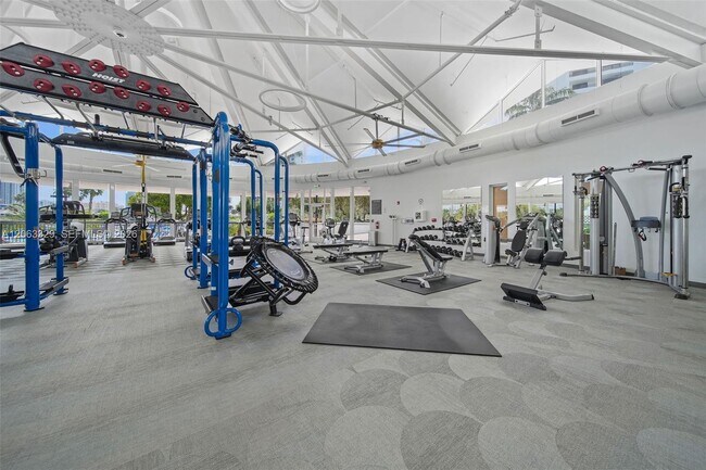 Building Photo - 2500 Parkview Dr