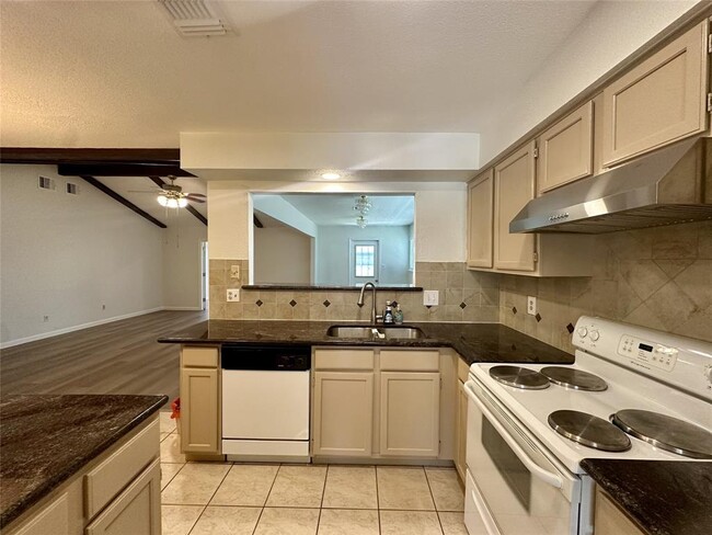 Building Photo - 1126 Ravenscourt Dr