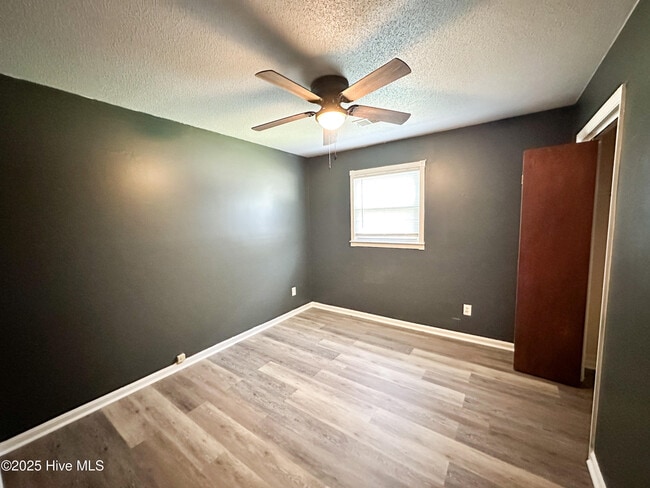 Building Photo - 4810 Kings Dr