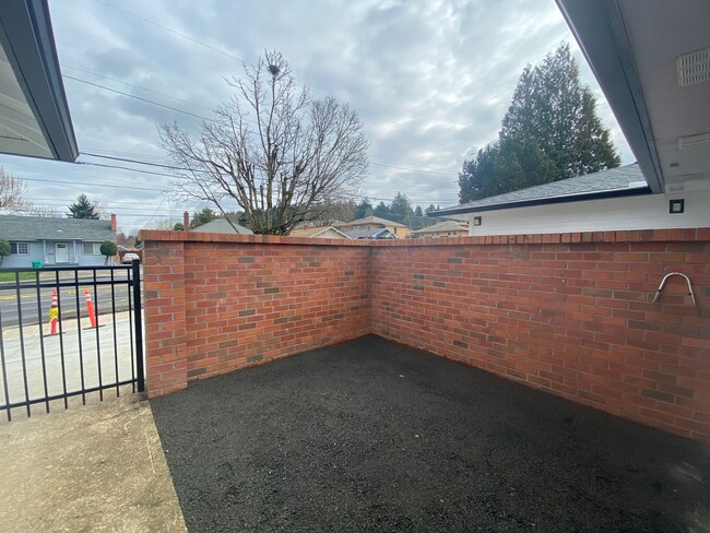 Building Photo - MM1253-B*