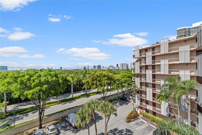 Building Photo - 3301 N Country Club Dr