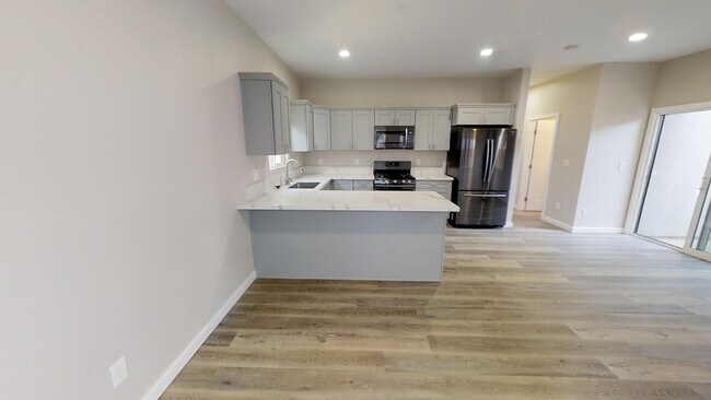 Building Photo - One Story 4BD/2BA w/ Private Yard!! (Lease...