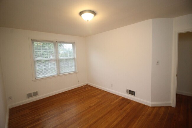 Building Photo - Lovely Towson 3bd/2ba Rowhome w/ CAC & W/D...