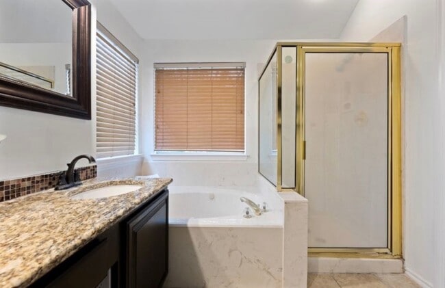 Building Photo - 2310 Falcon Dr