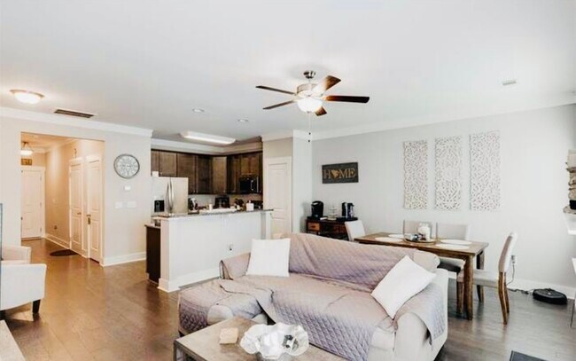 Building Photo - 731 Elmbrook Dr