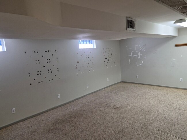 Building Photo - Charming 3 Bedroom Home