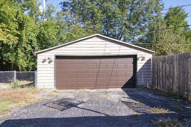 Building Photo - GREAT LAWRENCE TOWNSHIP HOME!
