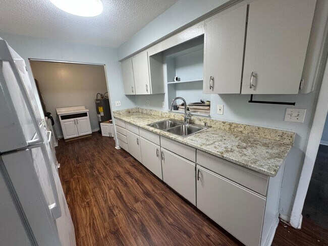 Building Photo - Charming Three Bedroom One Bathroom House ...