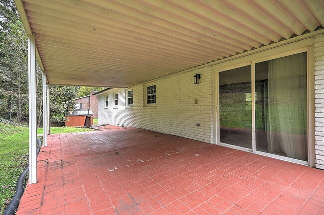 Building Photo - Beautiful split foyer home in Colonial Hei...