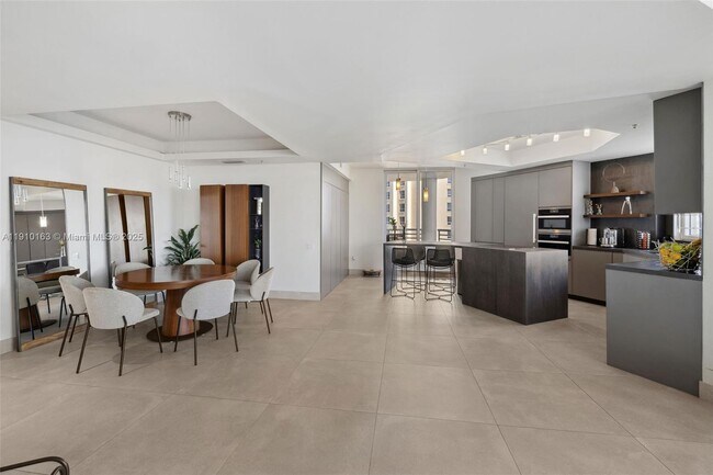 Building Photo - 808 Brickell Key Dr