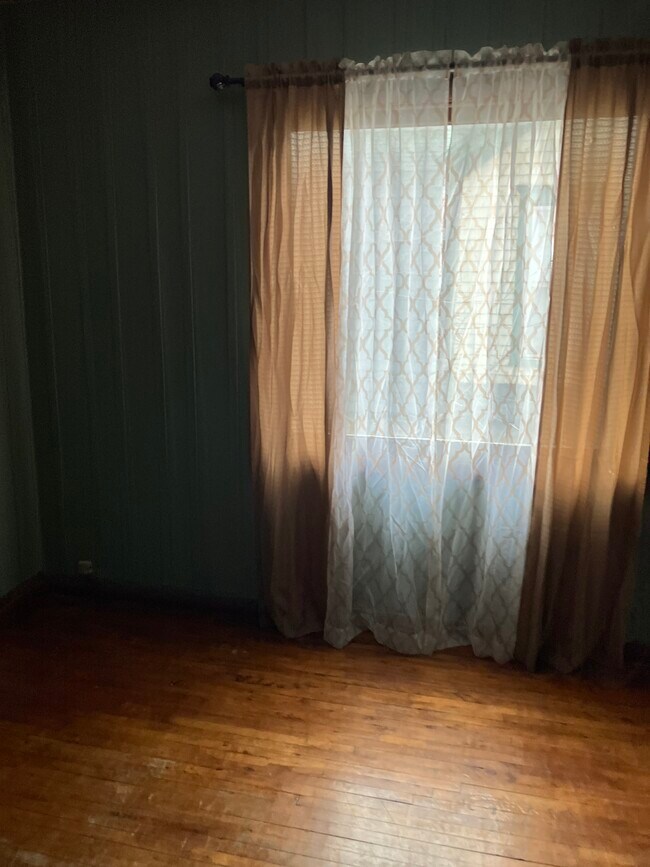 Building Photo - 517 11th Ave W