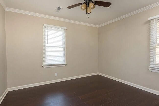 Building Photo - Cozy 2BR Home —1 minute from North Shore / Downtown