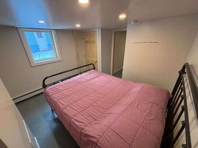 Building Photo - Duluth MN - Single Family Home - 4 Bed - 2...