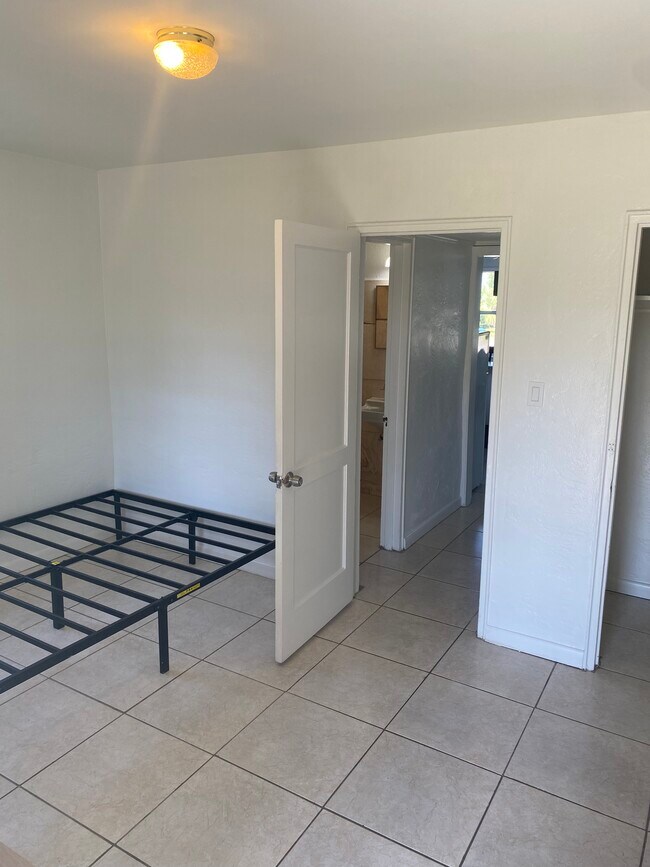 Building Photo - 926 N 16th Ave