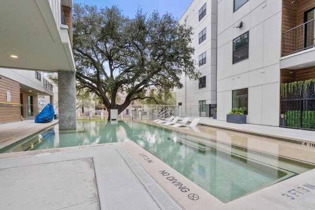Building Photo - 2500 Longview St