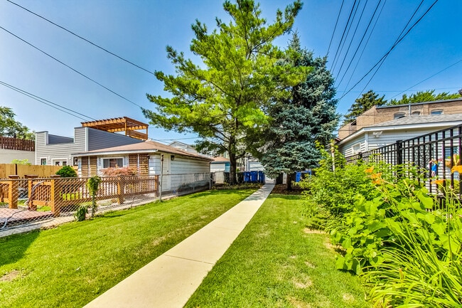 Building Photo - 2224 W Melrose St