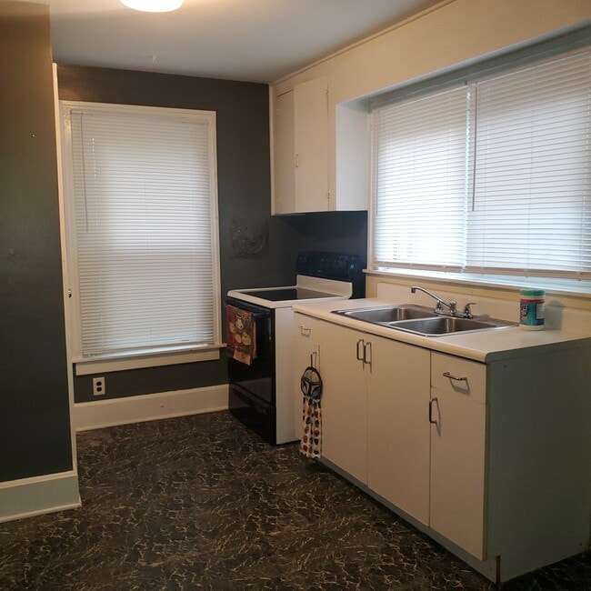 Building Photo - 1731 Highland St