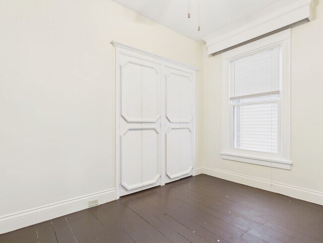 Building Photo - 221 N Spring St