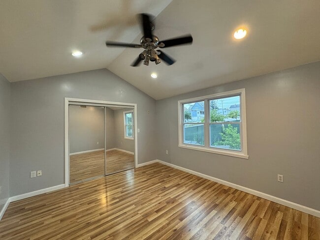 Building Photo - Recently Updated 3-Bedroom Townhouse in La...
