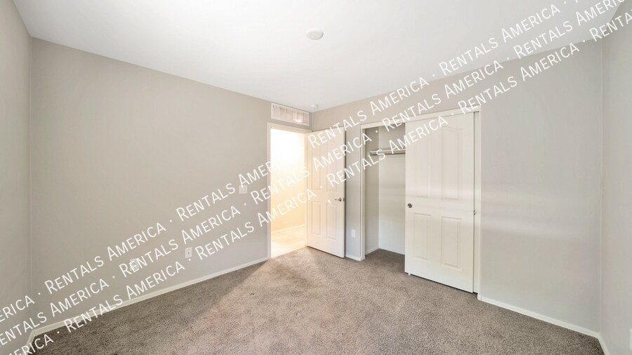 Building Photo - 4910 S River Run Dr