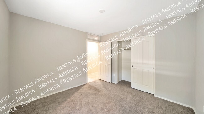 Building Photo - 4910 S River Run Dr