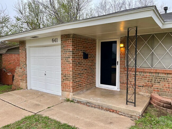 Building Photo - Charming Moore Home with Big Backyard!